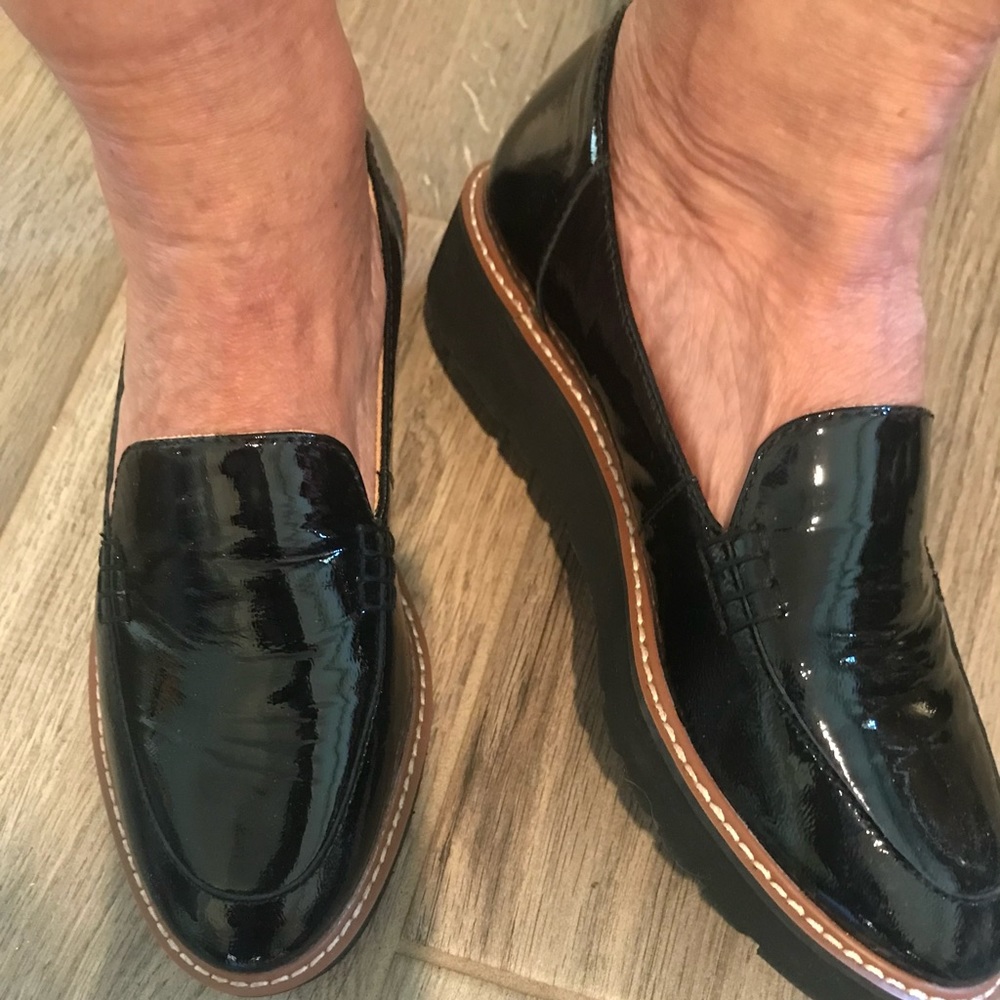 Very pretty patent leather loafers with a fine stitching on the soul.